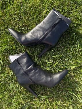 Nine West Black Leather Pointed Toe Stiletto Ankle Boots | Size 7.5